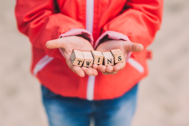 Foto das wort zwillinge, buchstabiert mit babyblöcken,