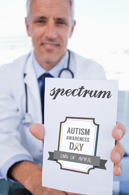 Das Wortspektrum und das Porträt eines männlichen Arztes, der ein leeres Rezeptblatt gegen den Tag des Bewusstseins für Autismus zeigt