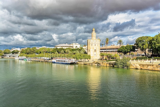 Das Zentrum von Sevilla und sein Wahrzeichen der Goldene Turm