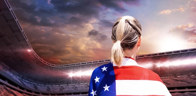 Das zusammengesetzte Bild der Rückansicht der amerikanischen Sportlerin posiert