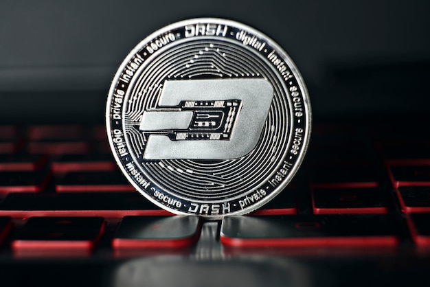 Dash crypto coin en el fondo del teclado del portátil