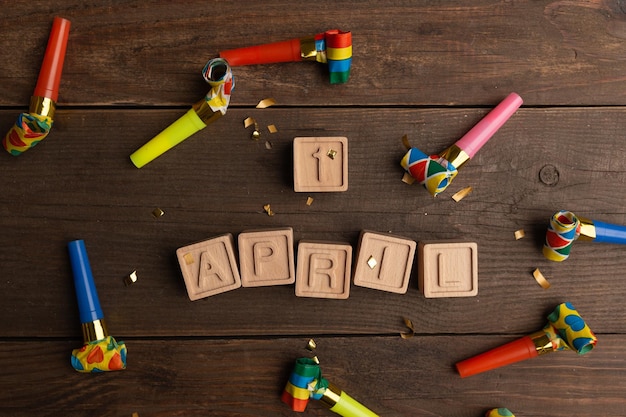 Foto data 1º de abril conceito criativo para o dia da mentira letras de madeira 1º de abril e decoração festiva