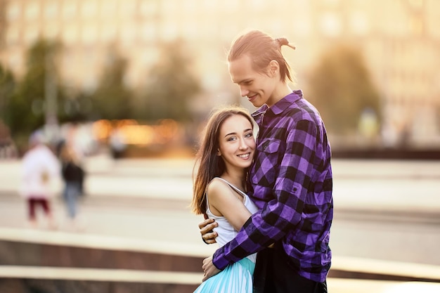 Data de feliz casal jovem ao ar livre no verão