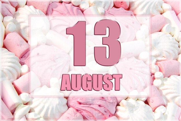 Data do calendário no fundo de marshmallows brancos e rosa 13 de agosto é o décimo terceiro dia do mês