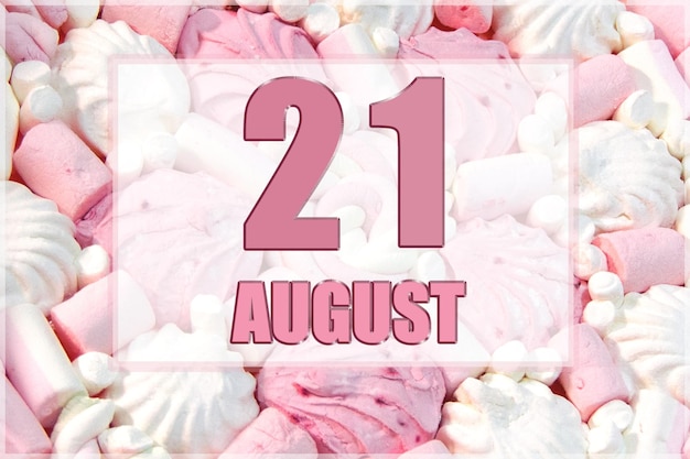 Data do calendário no fundo de marshmallows brancos e rosa 21 de agosto é o vigésimo primeiro dia do mês