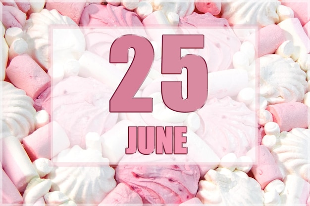 Data do calendário no fundo de marshmallows brancos e rosa 25 de junho é o vigésimo quinto dia do mês