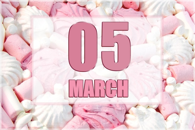 Data do calendário no fundo de marshmallows brancos e rosa 5 de março é o quinto dia do mês