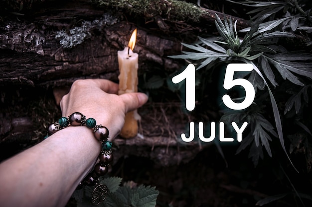 Data do calendário no fundo de um ritual espiritual esotérico 15 de julho é o décimo quinto dia do mês