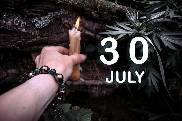 Data do calendário no fundo de um ritual espiritual esotérico 30 de julho é o trigésimo dia do mês