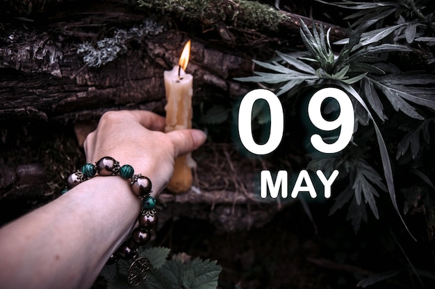 Data do calendário no fundo de um ritual espiritual esotérico 9 de maio é o nono dia do mês