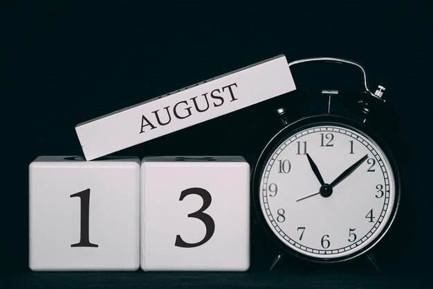 Data e evento importantes em um calendário preto e branco Data e mês do cubo 13 de agosto Temporada de verão