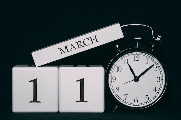 Data importante e evento em um calendário preto e branco. Data e mês do cubo, dia 11 de março. Temporada de primavera.