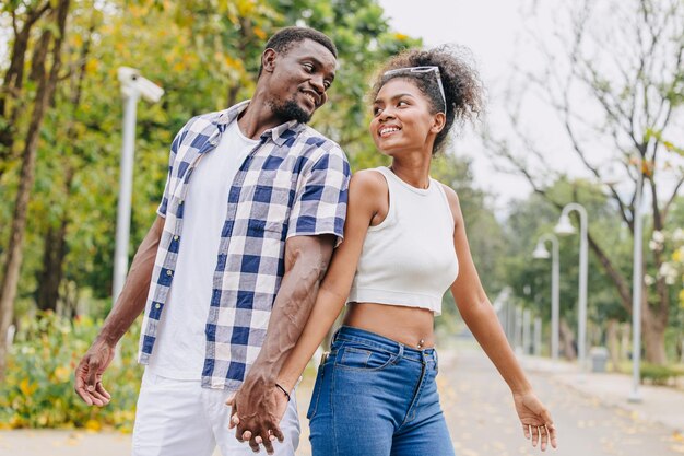 Date Paar Mann und Frau Valentinstag afrikanischer schwarzer Liebhaber im Park im Freien Sommersaison