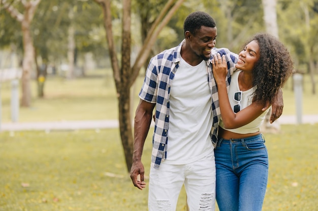 Foto date paar mann und frau valentinstag afrikanischer schwarzer liebhaber im park im freien sommersaison