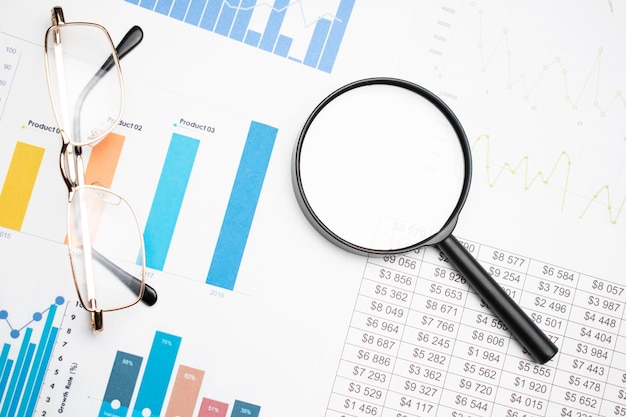 Datenanalyse an der Börse: auf den Charts und Kursabdrücken, dem Smartphone, einer Brille und einem Stift