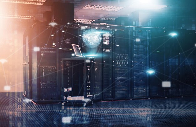 Datenbank Doppelbelichtung und Hologramm der Erde im Serverraum für Cybersicherheit oder Informationstechnologie 3D-Computer und Zukunft mit internationaler globaler oder weltweiter Kommunikation und Konnektivität