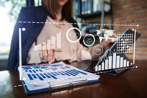 Datenmanagementsystem mit Geschäftsleuten, die mit Informationen für Key Performance Indicators und virtuelle Marketinganalysesymbole arbeiten