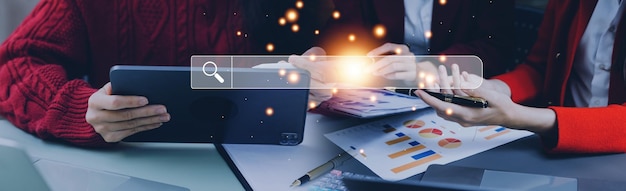 Datensuchtechnologie Suchmaschinenoptimierung Die Hände eines Menschen verwenden eine Computertastatur, um Informationen zu suchen und die Search Console mit Ihrer Website zu verwenden