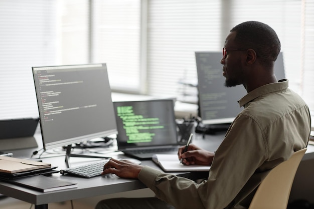 Datenwissenschaftler, der im Büro programmiert