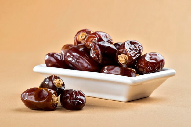 Dates en plato Dates secos y frutas