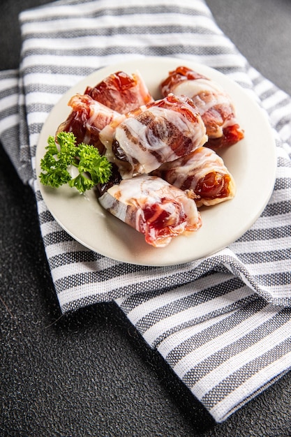 dátiles ahumados en tocino merienda carne comida curada en seco comida merienda en la mesa espacio de copia fondo de comida