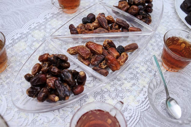 Dátiles, frutas y té caliente. Comida para desayunar durante el mes sagrado del Ramadán.