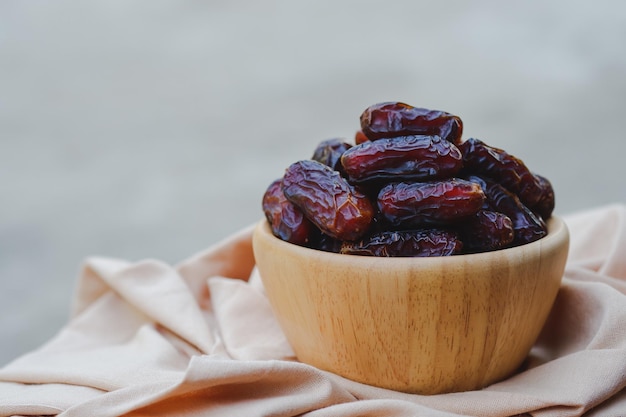 Los dátiles en las tazas de madera sobre la mesa eran dulces pero bajaban el azúcar en la sangre.