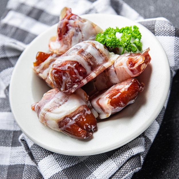 dátiles en tocino merienda carne ahumada comida curada en seco comida merienda en la mesa espacio de copia comida