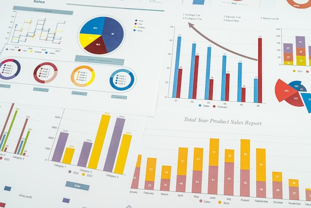 Datos de gráficos de informes financieros en el escritorio de la oficina Concepto de banca contable