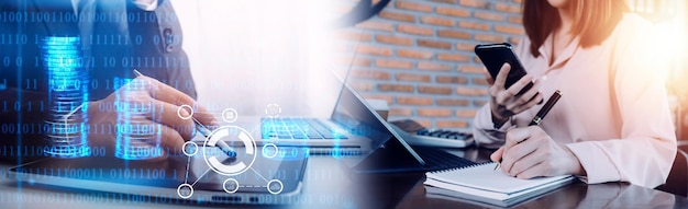 Datos del informe financiero del balance de operaciones comerciales y del estado de resultados y diagrama como concepto Fintech Equipo de negocios reuniéndose con tableta digital y computadora portátil
