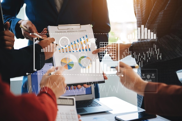 Datos de informes financieros del balance de operaciones comerciales y declaración de ingresos y diagrama como concepto de FintechEquipo de negocios que se reúne con tableta digital y computadora portátilxAxA