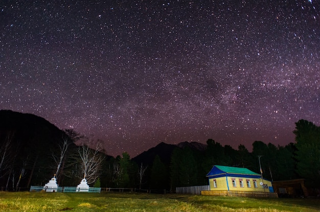 Datsan e montanha com estrelas no período noturno.