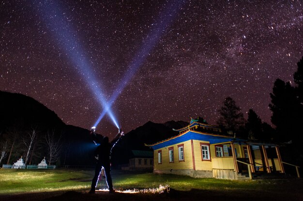 Datsan e montanha com estrelas no período noturno.