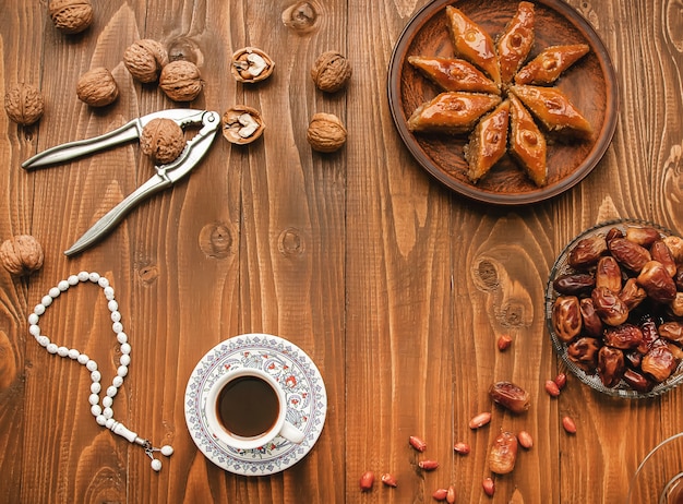 Datteln, Rosenkränze und Baklava. Ramadan. Tiefenschärfe.