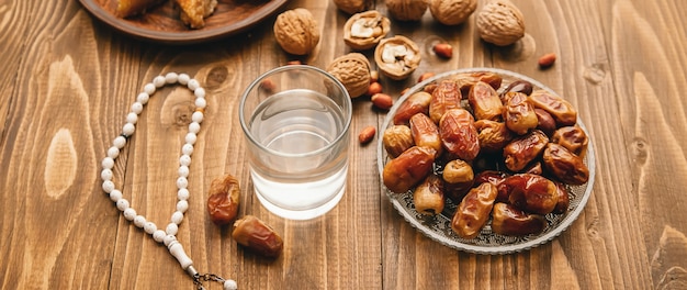 Datteln, Rosenkränze und Baklava. Ramadan.