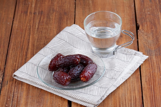 Datteln und Glas Wasser kopieren Raum Iftar-Food-Konzept