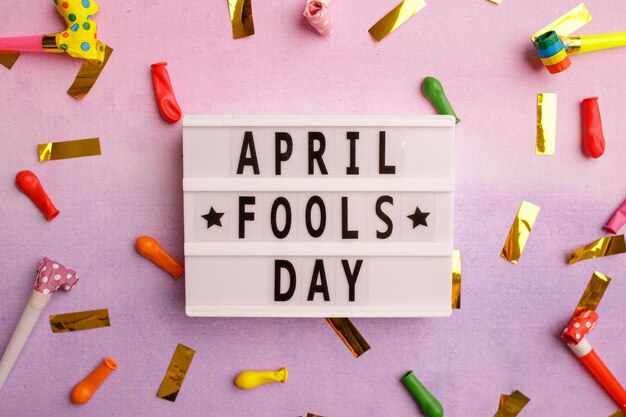 Datum 1. April Kreatives Konzept für April Fools' Day festliche Dekoration auf dem farbigen Hintergrund
