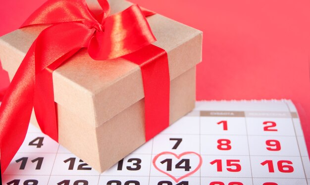 Datum Februar im Kalender mit Geschenkbox