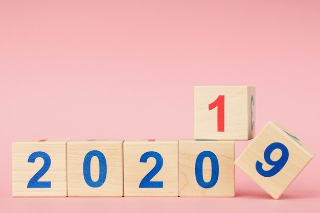 Datum von 2019 bis 2020 auf hölzernem Würfelkalender. Neues Jahr-Konzept