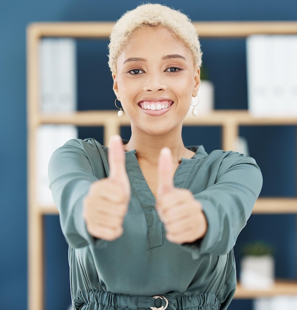 Daumen hoch Erfolg und Arbeit unterstützen Handzeichen Arbeiter in einem Büro einer glücklichen Geschäftsfrau Portrait der Gewinnermotivation Danke und stolze Win-Hände-Geste mit einem Lächeln und Unternehmensglück