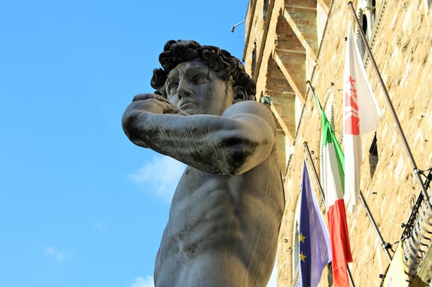 David es una obra maestra de la escultura renacentista entre 1501 y 1504 por el artista Miguel Ángel