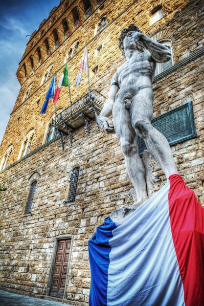 David de Miguel Ángel con banda de luto y bandera de Francia en hdr