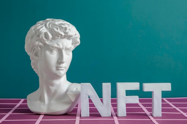 David- und NFT-Token im Vaporwave-Stil mit Kopierraum als Minimalkonzept