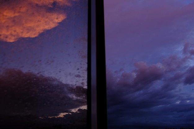 Dawn Himmel mit bunten Wolken Sunset Landschaft durch das Fenster mit Reflektion darauf