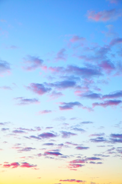 Dawn - Morgenhimmel vor Sonnenaufgang mit kleinen Wolken