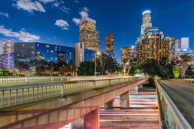 Dawning Urban Energy 4K-Bild von Los Angeles Downtown und Morgenverkehr bei Sonnenaufgang