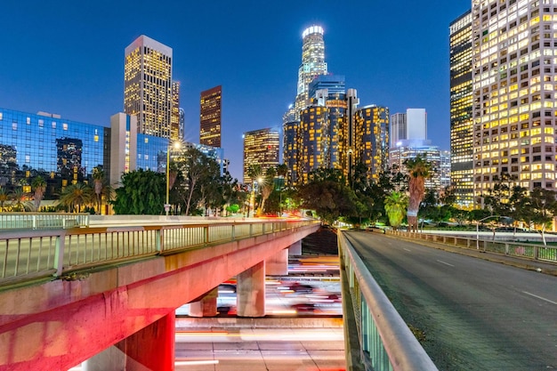 Dawnning Urban Energy Imagem 4K do centro de Los Angeles e do trânsito matinal ao nascer do sol