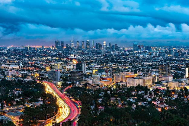 Dawnning Urban Energy Imagen 4K del centro de Los Ángeles y el tráfico matutino al amanecer