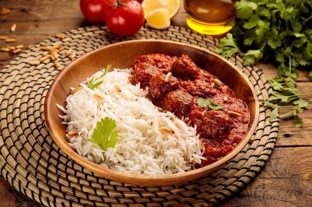 DAWOOD BASHA o albóndigas con arroz servido en un plato aislado sobre fondo de madera vista lateral de la comida árabe