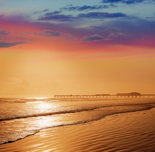 Daytona Beach en Florida con el muelle de Estados Unidos